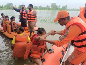 ਐਨ.ਡੀ.ਆਰ.ਐਫ. ਨੇ ਪਿੰਡ ਲੋਹਾਰਾ ’ਚ ਫਸੇ ਅੱਠ ਵਰਕਰਾਂ ਨੂੰ ਬਚਾਇਆ