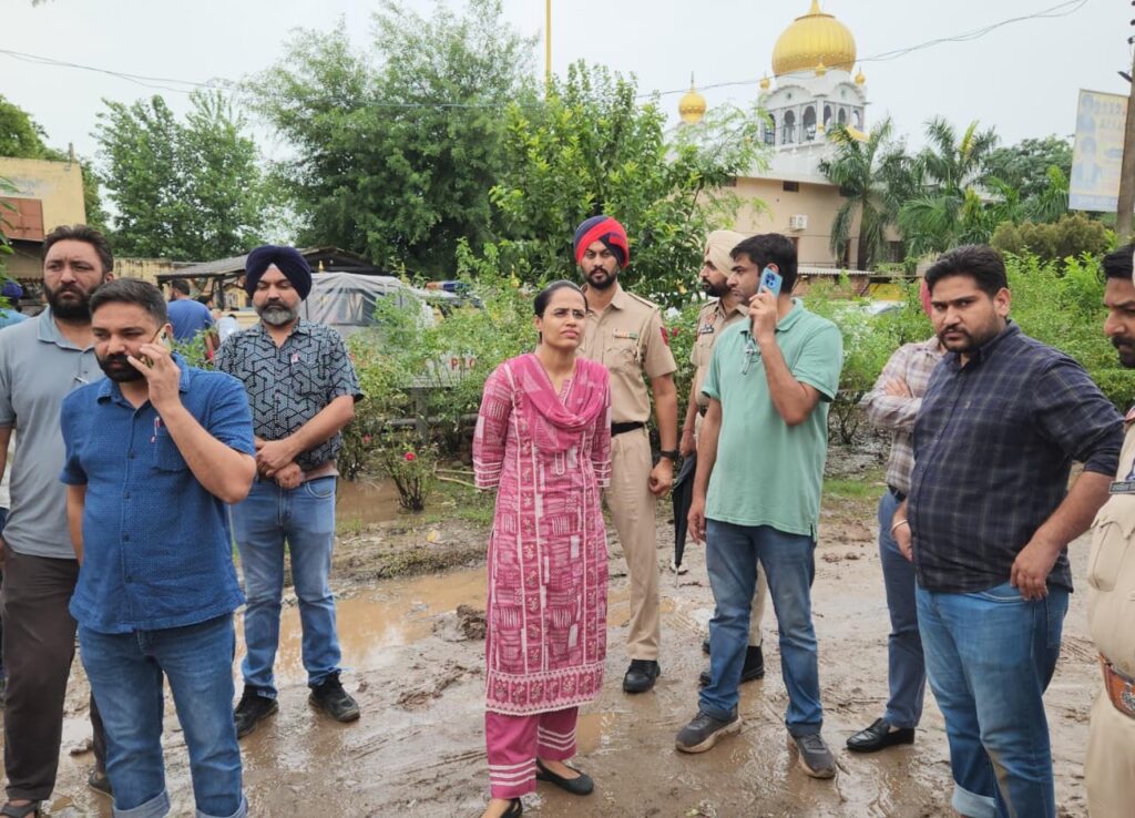 ਨਦੀਆਂ ‘ਚ ਵਾਧੂ ਪਾਣੀ ਆਉਣ ਕਰਕੇ ਪੈਦਾ ਹੋਈ ਸਥਿਤੀ ਨਾਲ ਨਜਿੱਠਣ ਲਈ ਜ਼ਿਲ੍ਹਾ ਪ੍ਰਸ਼ਾਸਨ ਪੂਰਾ ਚੌਕਸ ਤੇ ਹਰ ਪੱਧਰ ‘ਤੇ ਵਿਆਪਕ ਪ੍ਰਬੰਧ-ਮੁਹੰਮਦ ਤਾਇਬ, ਡਾ. ਪ੍ਰੀਤੀ ਯਾਦਵ
