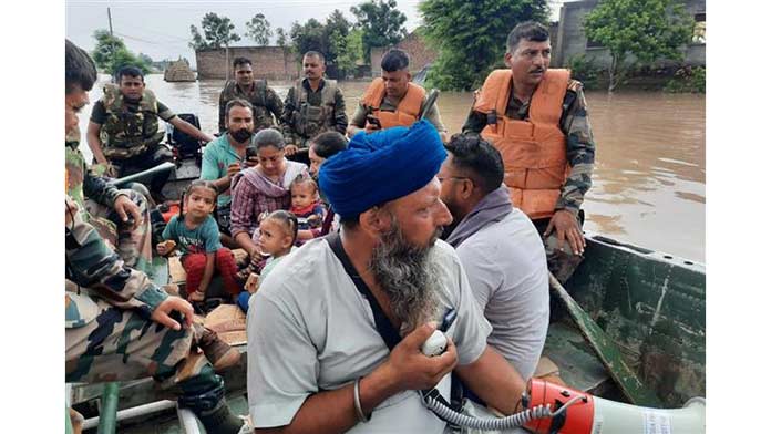 बाढ़ से प्रभावित 15,688 व्यक्तियों को सुरक्षित स्थानों पर पहुँचाया, 7,144 व्यक्ति राहत कैंपों में ठहराए : हरदीप सिंह मुंडियां