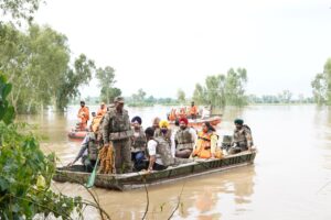 मुख्यमंत्री ने नाव से फिरोज़पुर के बाढ़ प्रभावित क्षेत्रों का दौरा किया; केंद्र सरकार से प्राकृतिक आपदाओं के कारण हुए नुकसान का मुआवज़ा बढ़ाने की मांग की