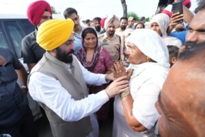 मुख्यमंत्री ने नाव से फिरोज़पुर के बाढ़ प्रभावित क्षेत्रों का दौरा किया; केंद्र सरकार से प्राकृतिक आपदाओं के कारण हुए नुकसान का मुआवज़ा बढ़ाने की मांग की