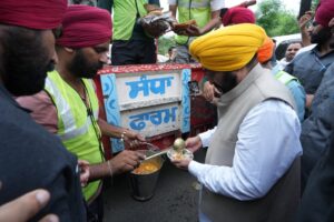 मुख्यमंत्री ने नाव से फिरोज़पुर के बाढ़ प्रभावित क्षेत्रों का दौरा किया; केंद्र सरकार से प्राकृतिक आपदाओं के कारण हुए नुकसान का मुआवज़ा बढ़ाने की मांग की