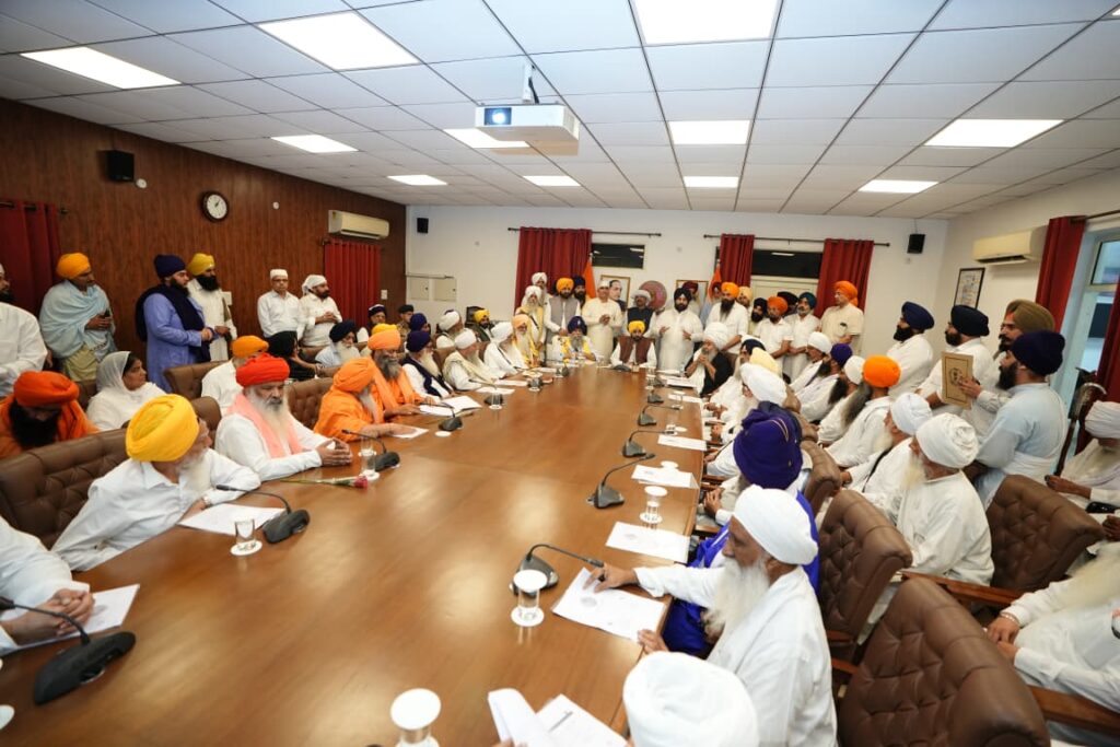 CM HOLDS MEETING WITH SANT SAMAJ AND ACADEMICIANS TO FINALIZE THE SERIES OF EVENTS TO COMMEMORATE 350TH MARTYRDOM OF SRI GURU TEG BAHADUR JI