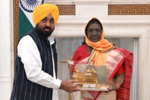 भगवंत सिंह मान ने भारत की राष्ट्रपति को श्री गुरु तेग बहादुर जी के 350वें शहीदी दिवस समारोहों में शामिल होने का आमंत्रण दिया