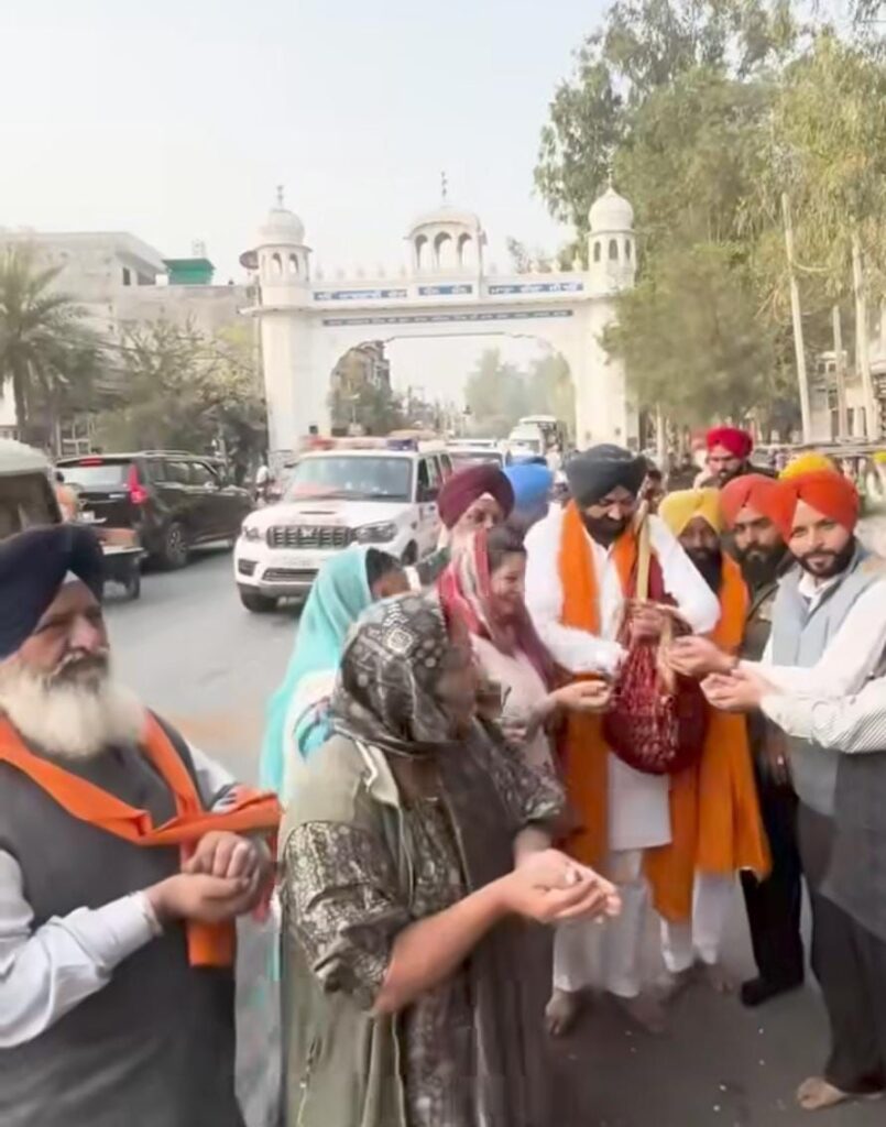 350ਵੇਂ ਸ਼ਹੀਦੀ ਦਿਹਾੜੇ ’ਤੇ: ਪੰਜਾਬ ਸਰਕਾਰ ਦੇ ਮੰਤਰੀ-ਅਫ਼ਸਰ ਸ਼ਰਧਾ ਨਾਲ ਜੁੜੇ—ਲੰਗਰ ਬਣਾਉਣ ਤੋਂ ਲੈ ਕੇ, ਵਰਤਾਉਣ ਤਕ ਦੀ ਸੇਵਾ ਵਿੱਚ ਦਿਖਾਇਆ ਪੂਰਾ ਸਮਰਪਣ