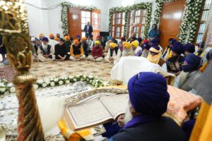भगवंत मान और अरविंद केजरीवाल ने संगत में शामिल होकर प्रदेश की तरक्की और पंजाबी भाइयों की खुशहाली के लिए की अरदास