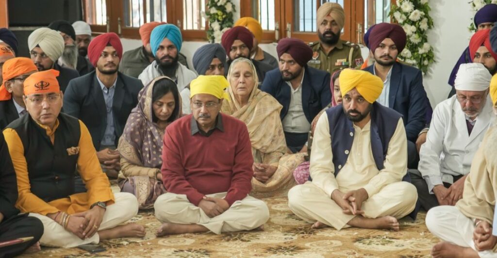 भगवंत मान और अरविंद केजरीवाल ने संगत में शामिल होकर प्रदेश की तरक्की और पंजाबी भाइयों की खुशहाली के लिए की अरदास