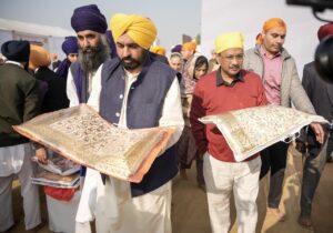 भगवंत मान और अरविंद केजरीवाल ने संगत में शामिल होकर प्रदेश की तरक्की और पंजाबी भाइयों की खुशहाली के लिए की अरदास