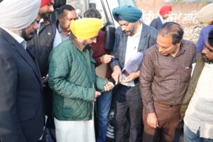 ਮੁੱਖ ਮੰਤਰੀ ਵੱਲੋਂ ਨਿਰਮਾਣ ਅਧੀਨ ਸੜਕਾਂ ਦੀ ਅਚਨਚੇਤ ਜਾਂਚ, ਸੜਕ ਵਿੱਚ ਖਾਮੀਆਂ ਦਾ ਪਤਾ ਲੱਗਣ ਤੋਂ ਬਾਅਦ ਠੇਕੇਦਾਰ ਵਿਰੁੱਧ ਕਾਰਨ ਦੱਸੋ ਨੋਟਿਸ ਜਾਰੀ ਅਤੇ ਅਦਾਇਗੀ ਰੋਕਣ ਦੇ ਹੁਕਮ