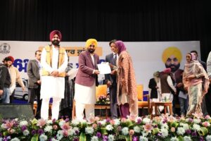 ਟਰਾਂਸਪੋਰਟ ਖੇਤਰ ਵਿੱਚ ਵੱਡੀਆਂ ਕੰਪਨੀਆਂ ਦੀ ਇਜਾਰੇਦਾਰੀ ਖ਼ਤਮ ਕਰਨ ਲਈ ਮੁੱਖ ਮੰਤਰੀ ਦਾ ਵੱਡਾ ਕਦਮ, ‘ਰੋਜ਼ਗਾਰ ਕ੍ਰਾਂਤੀ ਯੋਜਨਾ’ ਅਧੀਨ ਬੇਰੋਜ਼ਗਾਰ ਨੌਜਵਾਨਾਂ ਨੂੰ 505 ਮਿੰਨੀ ਬੱਸ ਪਰਮਿਟ ਸੌਂਪੇ