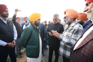 ਮੁੱਖ ਮੰਤਰੀ ਵੱਲੋਂ ਨਿਰਮਾਣ ਅਧੀਨ ਸੜਕਾਂ ਦੀ ਅਚਨਚੇਤ ਜਾਂਚ, ਸੜਕ ਵਿੱਚ ਖਾਮੀਆਂ ਦਾ ਪਤਾ ਲੱਗਣ ਤੋਂ ਬਾਅਦ ਠੇਕੇਦਾਰ ਵਿਰੁੱਧ ਕਾਰਨ ਦੱਸੋ ਨੋਟਿਸ ਜਾਰੀ ਅਤੇ ਅਦਾਇਗੀ ਰੋਕਣ ਦੇ ਹੁਕਮ