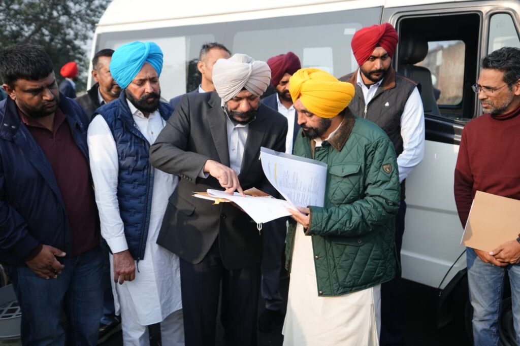 ਮੁੱਖ ਮੰਤਰੀ ਵੱਲੋਂ ਨਿਰਮਾਣ ਅਧੀਨ ਸੜਕਾਂ ਦੀ ਅਚਨਚੇਤ ਜਾਂਚ, ਸੜਕ ਵਿੱਚ ਖਾਮੀਆਂ ਦਾ ਪਤਾ ਲੱਗਣ ਤੋਂ ਬਾਅਦ ਠੇਕੇਦਾਰ ਵਿਰੁੱਧ ਕਾਰਨ ਦੱਸੋ ਨੋਟਿਸ ਜਾਰੀ ਅਤੇ ਅਦਾਇਗੀ ਰੋਕਣ ਦੇ ਹੁਕਮ