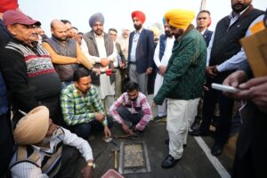 ਮੁੱਖ ਮੰਤਰੀ ਵੱਲੋਂ ਨਿਰਮਾਣ ਅਧੀਨ ਸੜਕਾਂ ਦੀ ਅਚਨਚੇਤ ਜਾਂਚ, ਸੜਕ ਵਿੱਚ ਖਾਮੀਆਂ ਦਾ ਪਤਾ ਲੱਗਣ ਤੋਂ ਬਾਅਦ ਠੇਕੇਦਾਰ ਵਿਰੁੱਧ ਕਾਰਨ ਦੱਸੋ ਨੋਟਿਸ ਜਾਰੀ ਅਤੇ ਅਦਾਇਗੀ ਰੋਕਣ ਦੇ ਹੁਕਮ