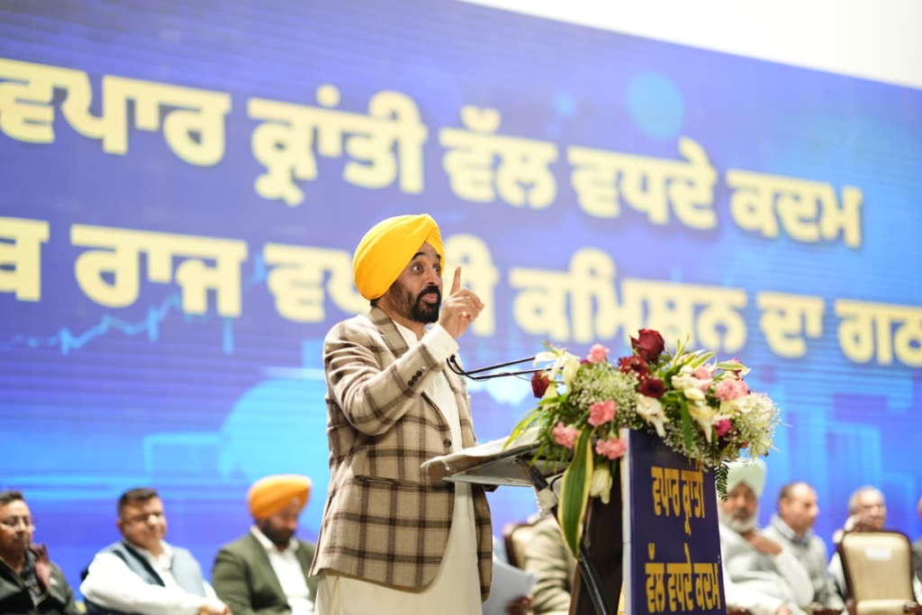 अरविंद केजरीवाल और मुख्यमंत्री भगवंत सिंह मान की पंजाब के व्यापारियों और दुकानदारों से मुलाकात; कहा, अब उन्हें दफ्तरों के चक्कर नहीं लगाने पड़ेंगे, ‘आप’ सरकार खुद उनके पास पहुँचेगी