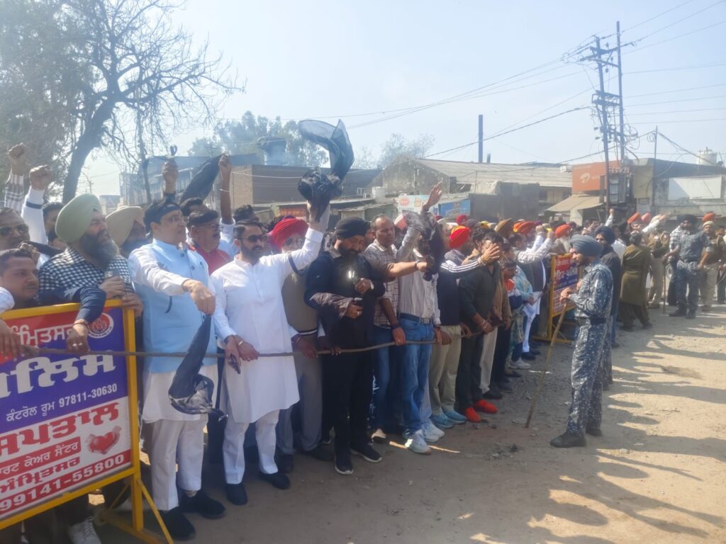 ਆਪ ਆਗੂਆਂ ਨੇ ਅੰਮ੍ਰਿਤਸਰ ਵਿੱਚ ਹਰਿਆਣਾ ਦੇ ਮੁੱਖ ਮੰਤਰੀ ਨਾਇਬ ਸਿੰਘ ਸੈਣੀ ਨੂੰ ਦਿਖਾਏ ਕਾਲੇ ਝੰਡੇ