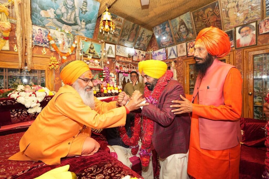 On Maha Shivratri, Arvind Kejriwal & Bhagwant Singh Mann pay obeisance at Sri Rankeshwar Mahadev Temple, pray for Punjab’s peace & prosperity
