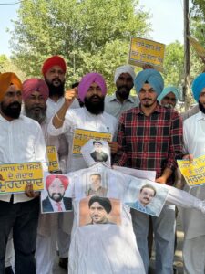 AAP Leaders, karyakartas Hold Statewide Protests Against “Punjab de Gaddar”, Demand Cancellation of Rajya Sabha Membership of Defected MPs