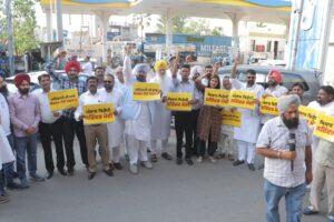AAP’s Halla Bol against rising petrol & diesel prices