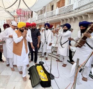 ਮੁੱਖ ਮੰਤਰੀ ਭਗਵੰਤ ਸਿੰਘ ਮਾਨ ਨੇ ਸ੍ਰੀ ਹਰਿਮੰਦਰ ਸਾਹਿਬ ਵਿਖੇ ਮੱਥਾ ਟੇਕਿਆ, ਬੇਅਦਬੀ ਵਿਰੋਧੀ ਇਤਿਹਾਸਕ ਕਾਨੂੰਨ ਬਣਾਉਣ ਦੀ ਸੋਝੀ ਤੇ ਬਲ ਬਖ਼ਸ਼ਣ ਲਈ ਪ੍ਰਮਾਤਮਾ ਦਾ ਸ਼ੁਕਰਾਨਾ ਕੀਤਾ