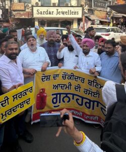 AAP’s trade wing protests against gas cylinder price hike at Clock tower