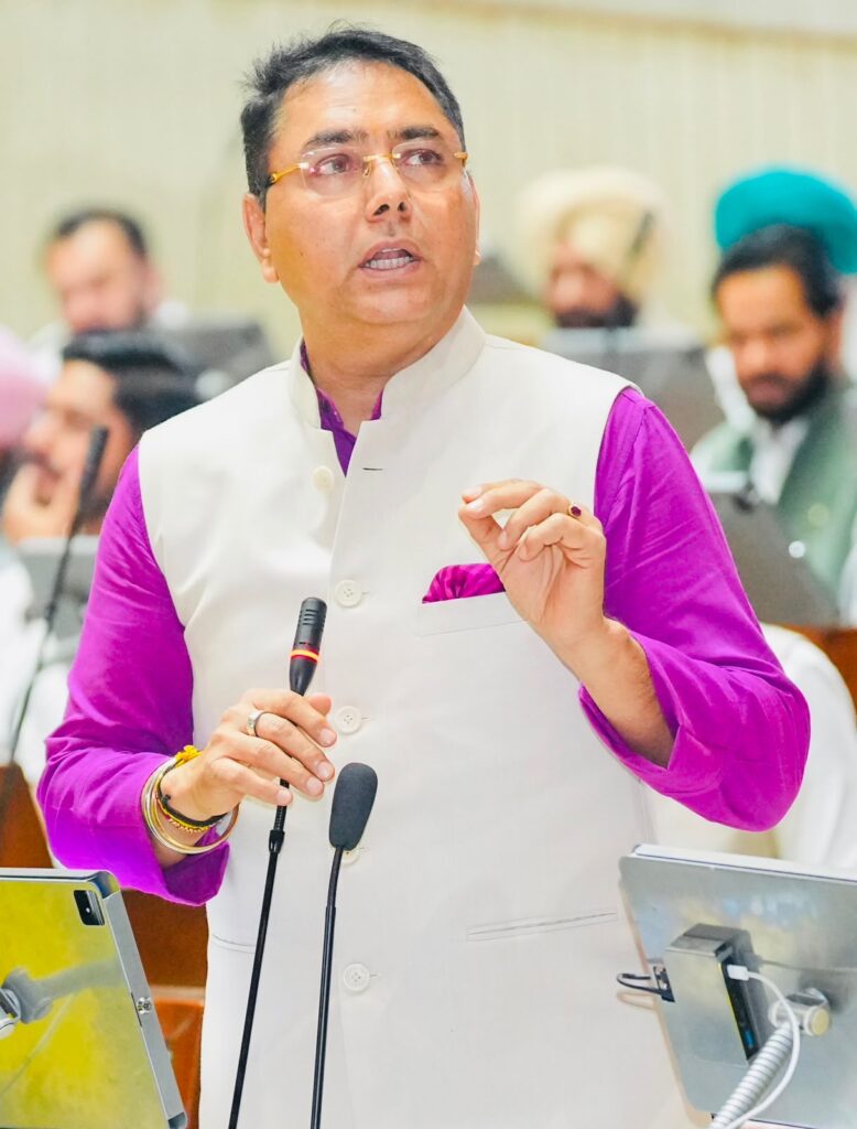 ਸਾਢੇ 4 ਸਾਲਾਂ ‘ਚ 68 ਹਜ਼ਾਰ ਤੋਂ ਵੱਧ ਸਰਕਾਰੀ ਨੌਕਰੀਆਂ, 1.83 ਲੱਖ ਕਰੋੜ ਦੇ ਨਿਵੇਸ਼ ਨਾਲ 6.36 ਲੱਖ ਪ੍ਰਾਈਵੇਟ ਨੌਕਰੀਆਂ ਦੇ ਮੌਕੇ ਪੈਦਾ ਕੀਤੇ: ਨੌਜਵਾਨਾਂ ਲਈ ਸਾਜ਼ਗਾਰ ਮਾਹੌਲ ਸਿਰਜ ਰਹੀ ਹੈ ਮਾਨ ਸਰਕਾਰ: ਅਮਨ ਅਰੋੜਾ