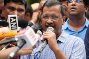 Police Stop Arvind Kejriwal on Way to Meet Prime Minister With 100 Victims to Oppose E-20 Petrol