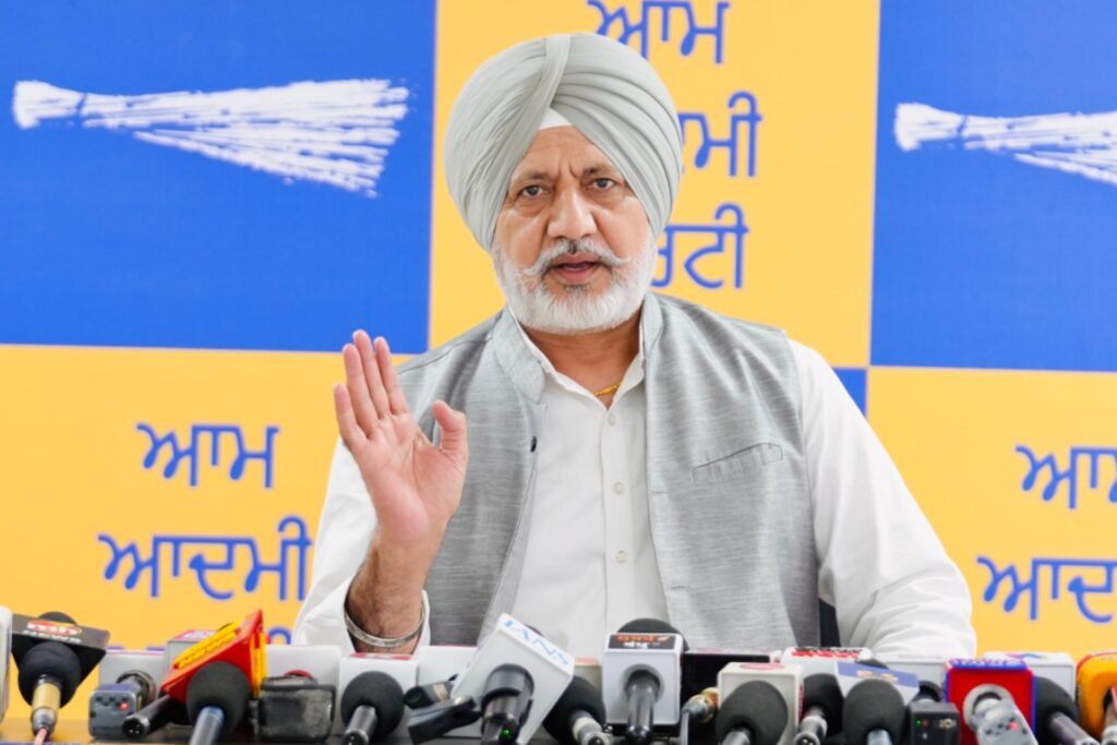 ਨਸ਼ਿਆਂ ਅਤੇ ਆਪਣੇ ਪੁਰਾਣੇ ਤੇ ਨਵੇਂ ਆਕਾਵਾਂ ਦੀ ਭੂਮਿਕਾ ‘ਤੇ ਸੁਨੀਲ ਜਾਖੜ ਨੂੰ ਪੰਜਾਬ ਨੂੰ ਕਈ ਜਵਾਬ ਦੇਣੇ ਪੈਣਗੇ, ਉਨ੍ਹਾਂ ਦੇ 45-45 ਮਿੰਟ ਦੇ ਭਾਸ਼ਣ ਕਾਂਗਰਸ ਜਾਂ ਭਾਜਪਾ ਦਾ ਰਿਕਾਰਡ ਨਹੀਂ ਮਿਟਾ ਸਕਦੇ: ਬਲਤੇਜ ਪੰਨੂ
