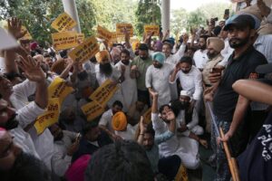 ਚੋਣਾਂ ਤੋਂ ਪਹਿਲਾਂ ਈਡੀ ਦੇ ਛਾਪਿਆਂ ਵਿਰੁੱਧ ‘ਆਪ’ ਆਗੂਆਂ ਤੇ ਵਰਕਰਾਂ ਦਾ ਪ੍ਰਦਰਸ਼ਨ, ਈਡੀ ਦੀ ਟੀਮ ਦਾ ਘੇਰਾਓ ਕਰ ਕੇ ਬੀਜੇਪੀ ਦੀ ਕੇਂਦਰ ਸਰਕਾਰ ਖ਼ਿਲਾਫ਼ ਕੀਤੀ ਨਾਅਰੇਬਾਜ਼ੀ