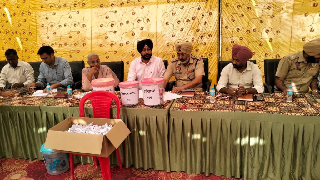 ਦੀਵਾਲੀ ਮੌਕੇ ਪਟਾਖਿਆਂ ਦੀ ਵਿਕਰੀ ਲਈ ਆਰਜੀ ਲਾਇਸੈਂਸ ਜਾਰੀ ਕਰਨ ਲਈ ਕੱਢੇ ਗਏ ਡ੍ਰਾਅ